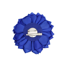 Load image into Gallery viewer, Flower Pearl Brooch