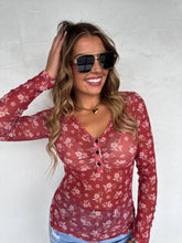 Load image into Gallery viewer, ANNIE VNECK MESH TOP: WINE FLORAL 1X