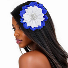 Load image into Gallery viewer, Flower Pearl Brooch