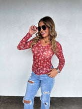 Load image into Gallery viewer, ANNIE VNECK MESH TOP: WINE FLORAL 1X