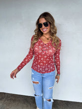 Load image into Gallery viewer, ANNIE VNECK MESH TOP: WINE FLORAL 1X